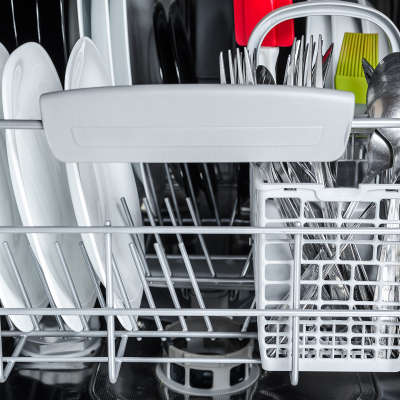 Pratos, talheres e utensílios numa máquina de lavar loiça