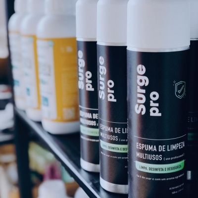 Frascos de espuma de limpeza multiusos Surge Pro em prateleira