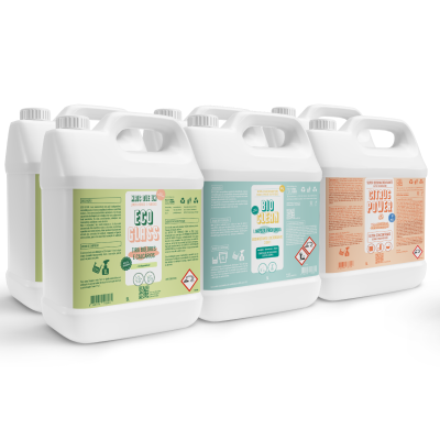 Três garrafões de plástico branco com rótulos coloridos verdes, azuis e laranjas