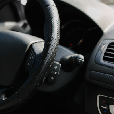 Volante de carro preto em couro com painel e consola central