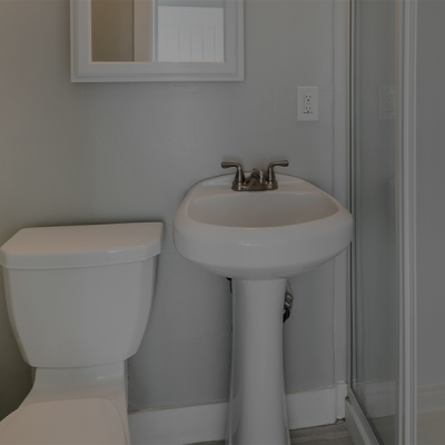 Vaso sanitário branco com lavatório pedestal e cabine de duche