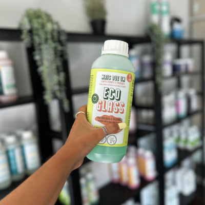 Frasco Eco Class num ambiente com estantes e vários produtos