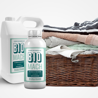 Frascos de produtos BIO MACH e cesta de toalhas coloridas