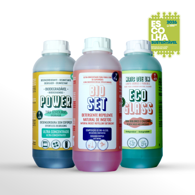 Três frascos de produtos de limpeza biodegradáveis com selo sustentável