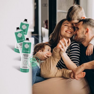 Latas de spray Air Fresh ao lado de uma família feliz abraçada no sofá