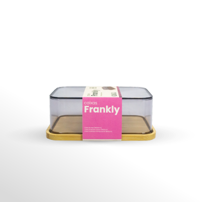 Caixa retangular transparente com tampa fumada e base em madeira clara, etiqueta rosa com texto