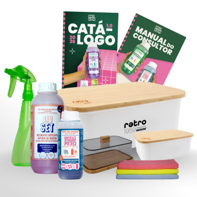 Produtos de limpeza em garrafas com rótulos coloridos, recipientes brancos com tampas de madeira, panos coloridos e catálogos INOKEM