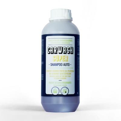 Frasco azul e branco de shampoo para automóveis com rótulo detalhado.