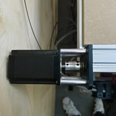 Motor elétrico preto e estrutura metálica prateada com junta flexível