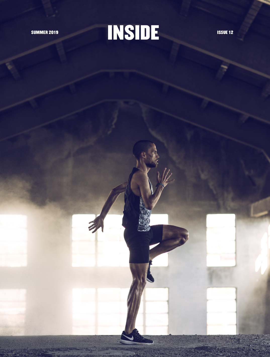 INSIDE Running as a lifestyle #12 Homem em posição de corrida num espaço amplo e moderno com teto em madeira e janelas grandes.