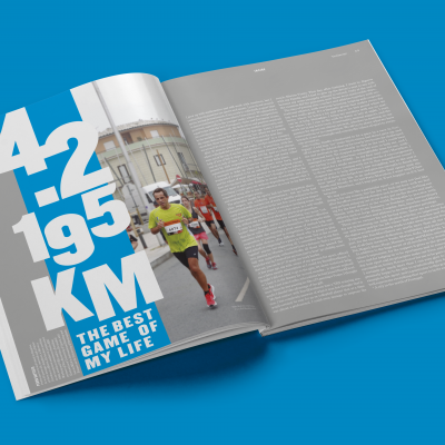 Revista aberta mostrando página com texto grande e maratonista correndo, texto e layout editorial