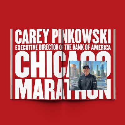 Página dupla vermelha com texto branco grande sobre o Chicago Marathon e foto de homem com boné e roupa preta