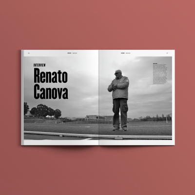 Revista aberta com entrevista a Renato Canova em preto e branco