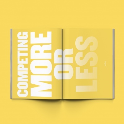 Livro aberto com páginas amarelas e texto grande branco e amarelo claro