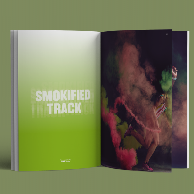 Página aberta de revista com texto 'SMOKIFIED TRACK' e imagem de pessoa correndo entre fumos coloridos