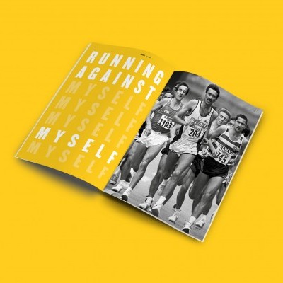Livro aberto com o texto 'RUNNING AGAINST MYSELF' e foto preto e branco de corredores em competição