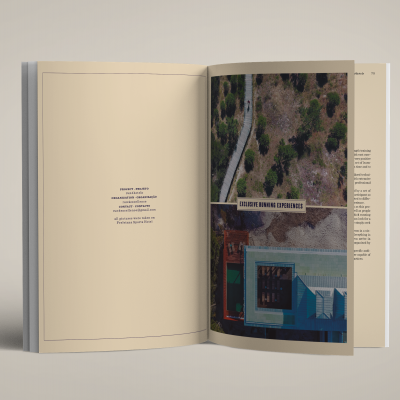 Livro aberto com páginas em bege e cinzento contendo texto e fotografias aéreas