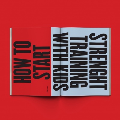 Livro aberto com texto grande em fundo azul claro e vermelho sobre treino com crianças