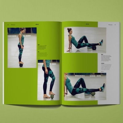 Livro aberto com imagens de mulher em roupa desportiva verde com padrão de folhagens a fazer exercícios.