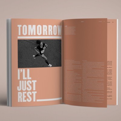 Livro aberto com texto e foto a preto e branco numa página rosa clara