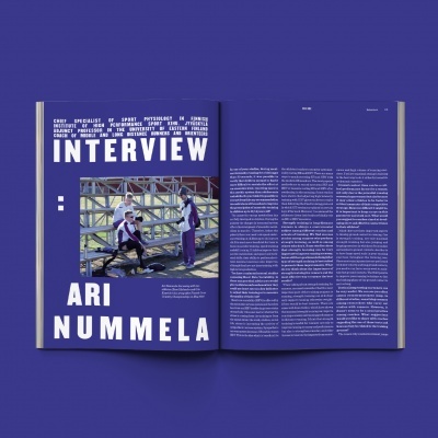 Página de revista com entrevista e fotografia de três homens em roupas desportivas num campo.