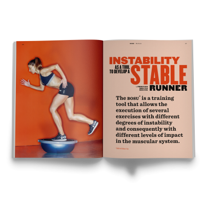 Mulher a fazer exercício com BOSU azul e texto explicativo sobre o produto