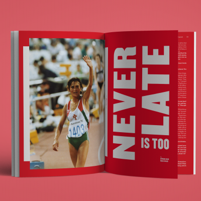 Livro aberto com fotografia de atleta feminina e texto 'NEVER IS TOO LATE'