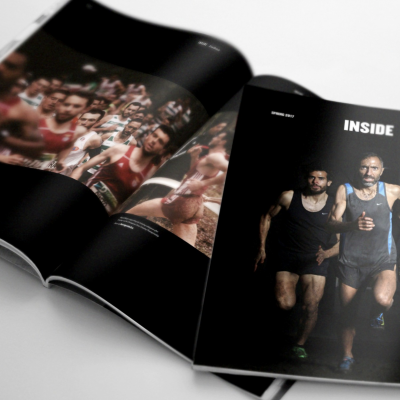 Revista aberta com imagens de corredores e texto INSIDE