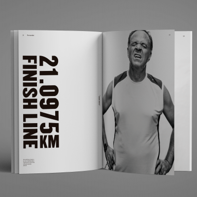 Livro aberto com texto grande sobre corrida e foto a preto e branco de homem musculado e sem camisa