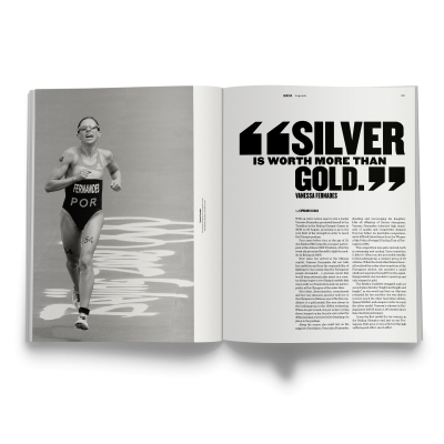 Revista aberta com foto de atleta e texto sobre prata e ouro