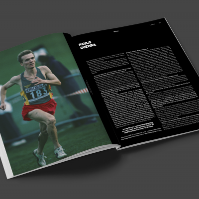 Revista aberta com foto de atleta a correr e página de texto em fundo preto