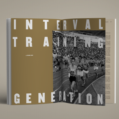 Livro aberto com capa castanha e texto branco, fotografia a preto e branco de corrida atlética numa pista.