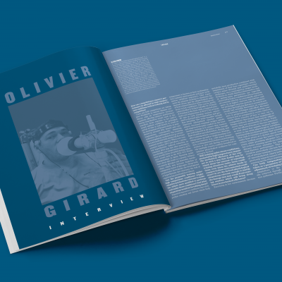 Revista aberta com imagem e texto em fundo azul