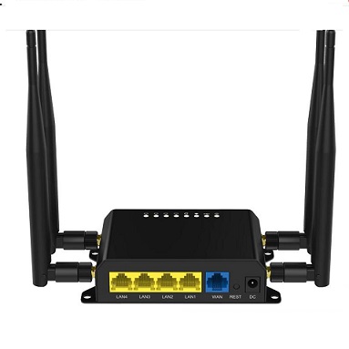 roteador preto com quatro portas LAN amarelas, uma porta WAN azul e quatro antenas externas