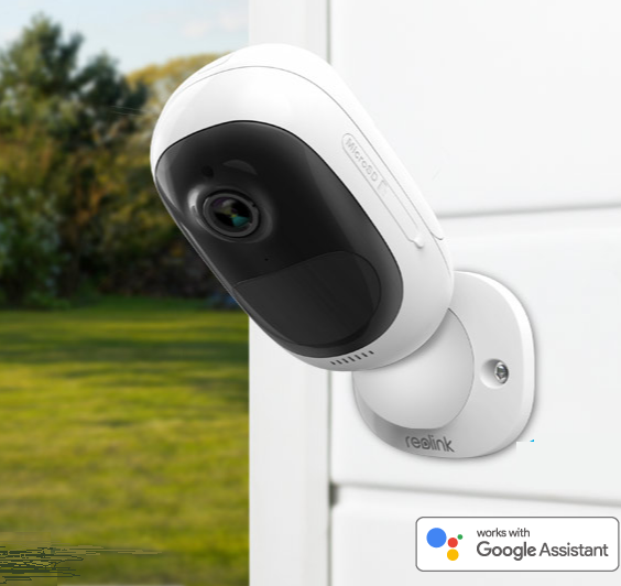 Câmara de vigilância branca e preta Reolink instalada numa superfície branca