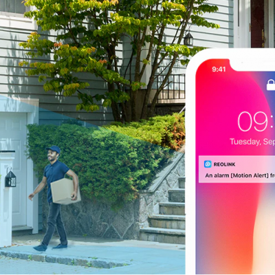 Homem a entregar encomenda numa caixa de correio junto a casa azul com jardim verde