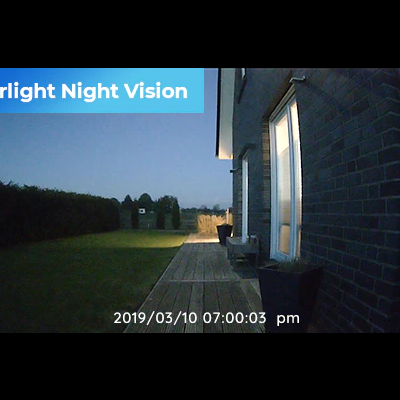 Imagem de visão noturna exterior de vigilância com relva, varanda e casa