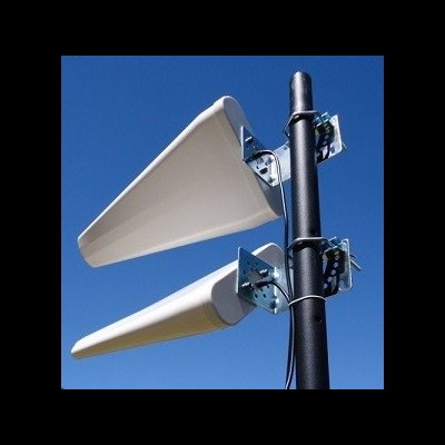 Duas antenas de painel cinza claras montadas em suporte preto sob céu azul