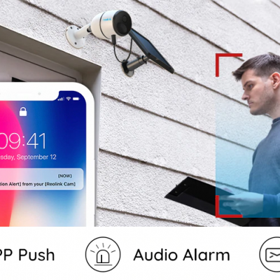 Câmara de segurança externa e homem com tablet, ecrã de smartphone mostrado com notificação de alerta.