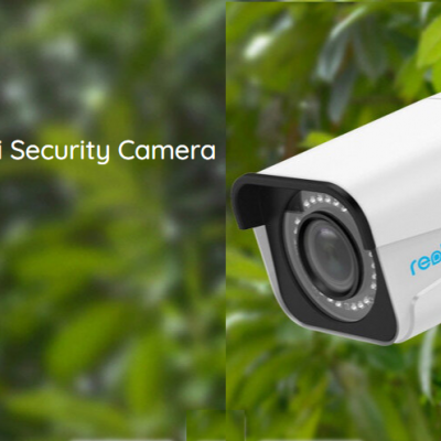 Câmara de segurança WiFi branca Reolink com antenas e texto informativo ao lado