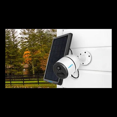 Câmara de vigilância branca com painel solar numa parede exterior