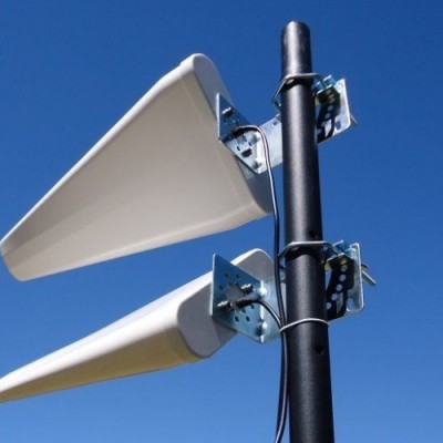 Antena branca com estrutura metálica em poste preto no céu azul