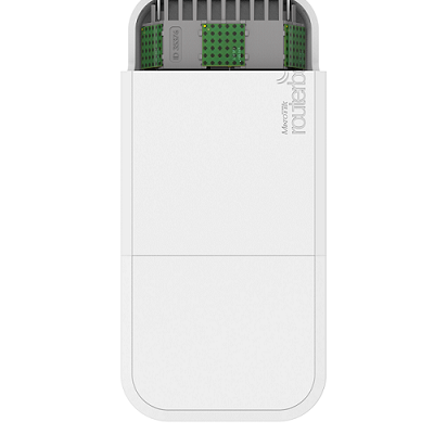 Dispositivo eletrónico branco tipo router com texto Mikrotik routerOS