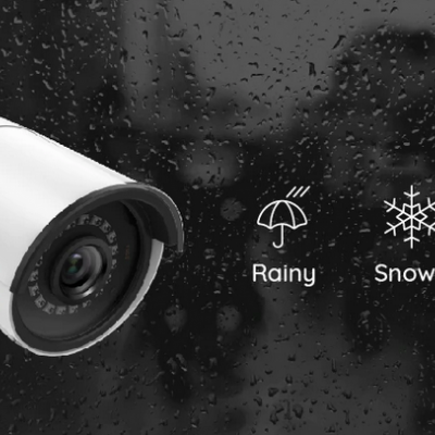 Câmara de segurança branca com lente preta e gotas de água no fundo