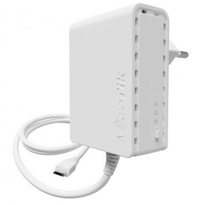 Adaptador de rede Mikrotik branco com plugue e porta USB.
