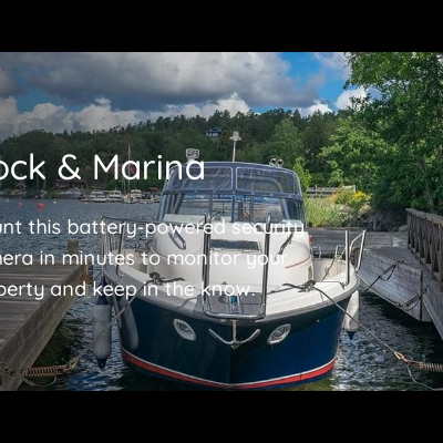 Barco atracado entre cais de madeira com texto sobreposto