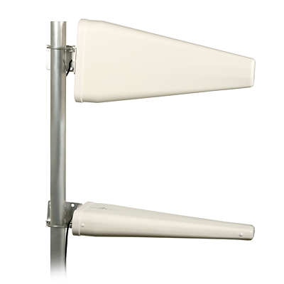 Antenas brancas montadas em poste metálico