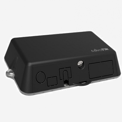 Dispositivo preto retangular MikroTik com várias conexões na frente
