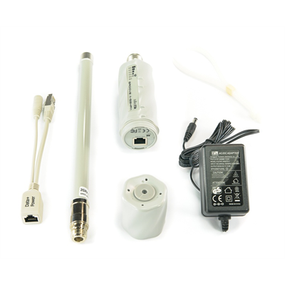 Conjunto de componentes eletrónicos com adaptador AC/DC, antena, cabos e acessórios em fundo branco