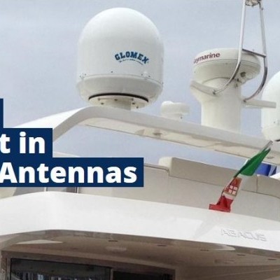 Antenas marinhas Glomex no topo de um iate branco sob céu nublado
